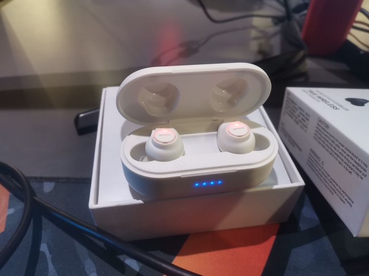 森麦蓝牙耳机，右耳有些许电流声介意勿拍，声...