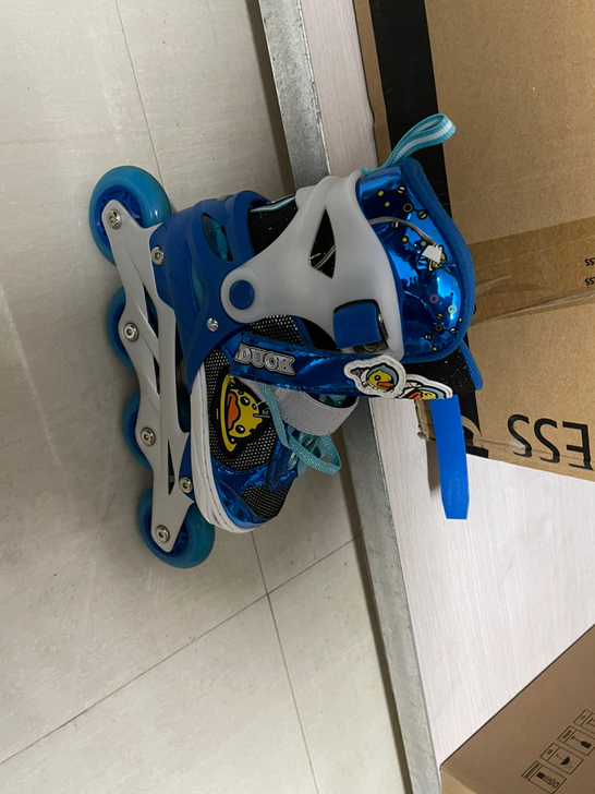 九九新，儿童轮滑鞋35码。穿过一次，不退换