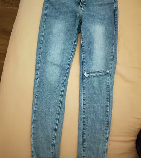 裂裳 浅蓝色铅笔裤牛仔裤m 码，几乎全新的...