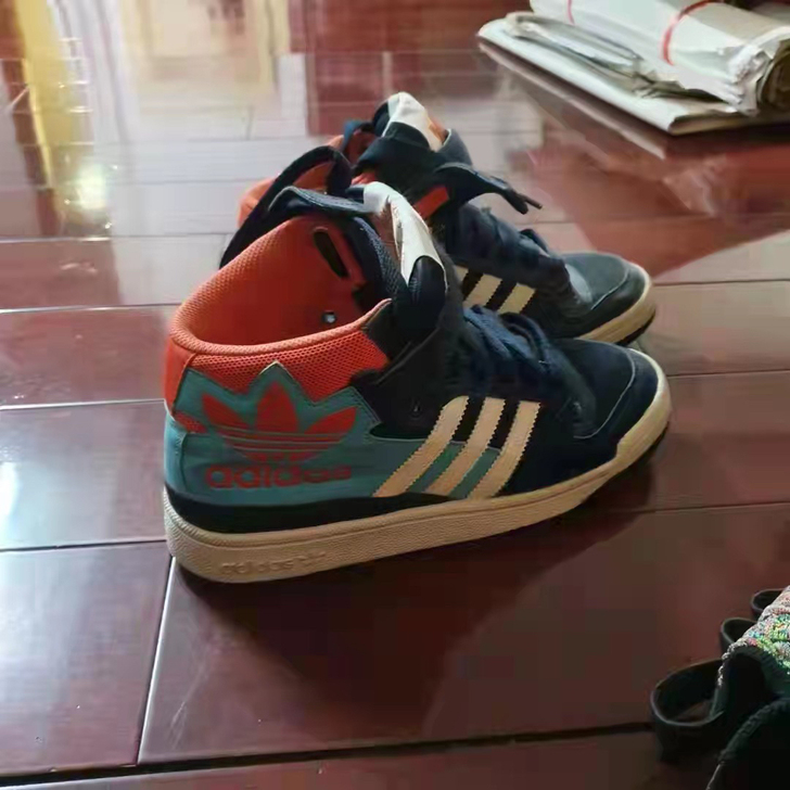 闲置的阿迪达斯adidas运动鞋，便宜出