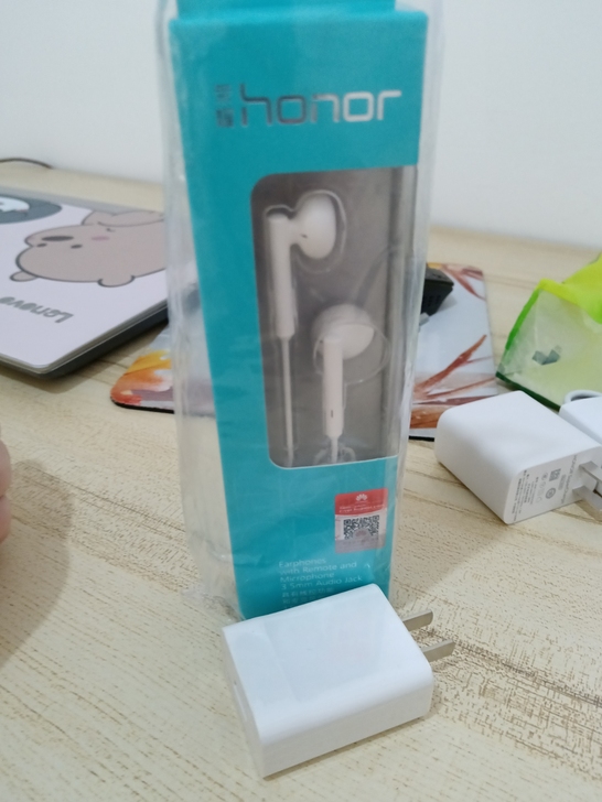 荣耀耳机和一个华为充电器头50块钱包邮,全...