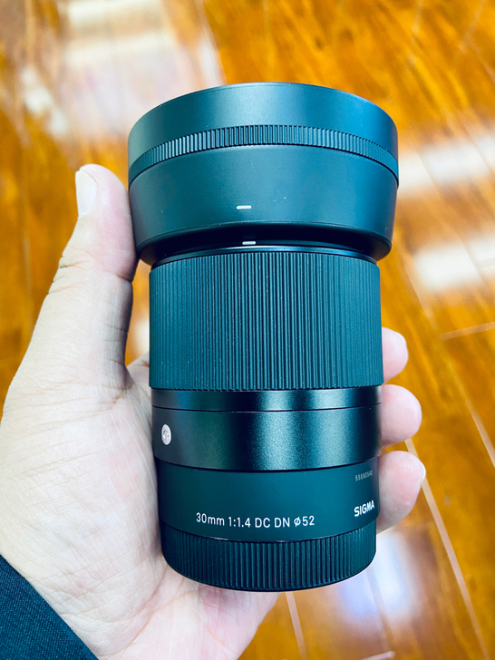 适马30F1.4 国行正品9.99新,该镜...