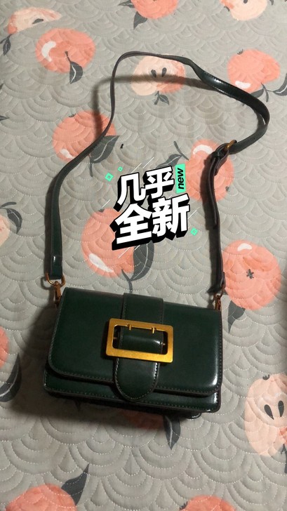 超好看,超好搭的硬牛皮包,墨绿色,比手机稍...