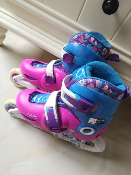 儿童女童轮滑鞋,迪卡侬专卖店购买,没穿过几...