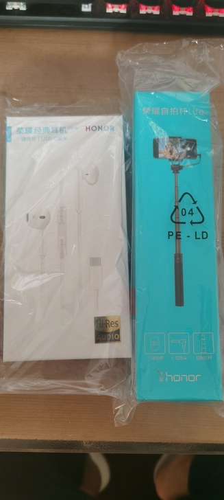荣耀原装耳机+自拍杆，全新未拆封。