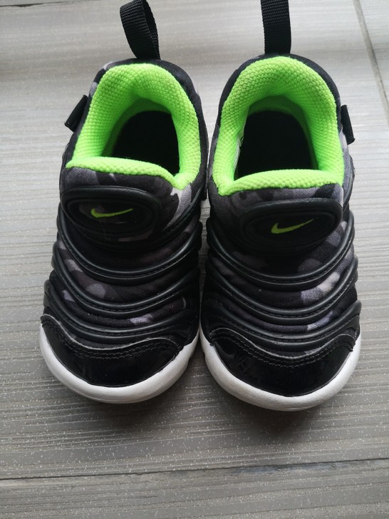 耐克毛毛虫软底鞋，今年过年在专柜给孩子买的...