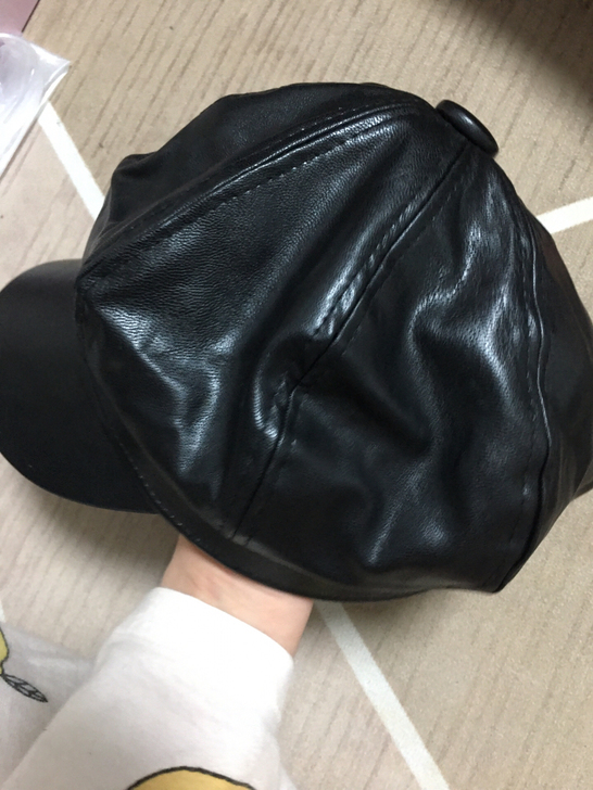 去年线下实体店买的,黑色皮质贝类帽,我戴着...