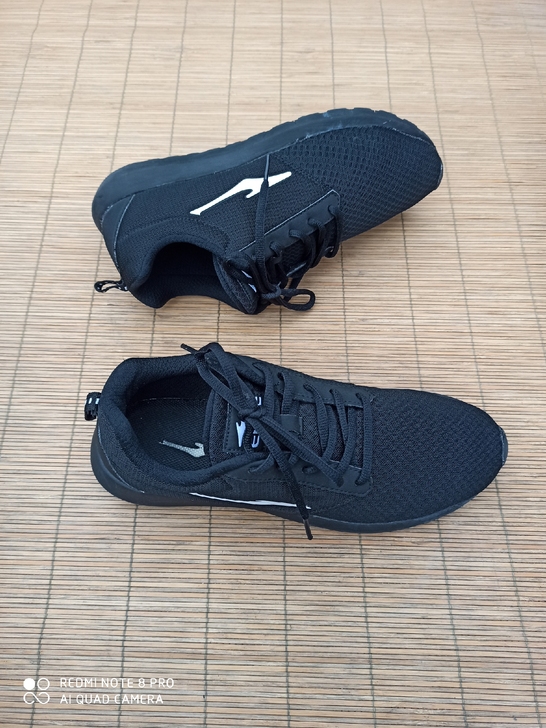 43码鸿星尔克运动鞋