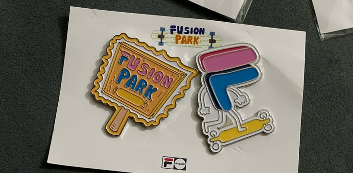 斐乐潮牌滑板系列徽章，欧阳娜娜潮牌系列周边...