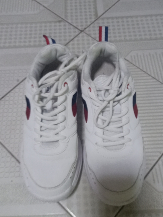 不要了，鸿星尔克小白鞋运动鞋女款鞋   跑...