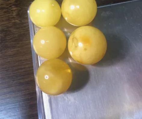 原矿蜜蜡，波料珠子，鸡油黄飘白花，全品无暇...
