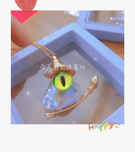 好有灵性的阿飘，两个小脚脚踩上它的魔法棒，...