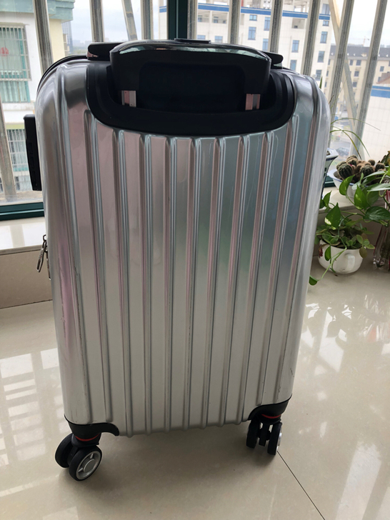 璐璐凯帝行李箱，20寸，银色，轻巧便携。轻...
