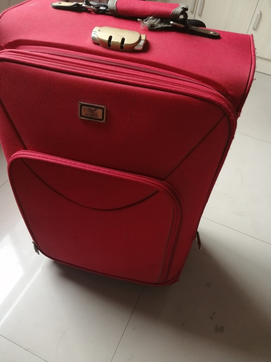 之前上学的时候从商场专柜买的旅行箱，大约七...