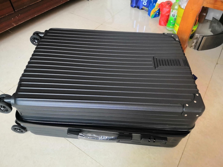 行李箱，24寸，黑色，帮朋友挂着。【包邮退...