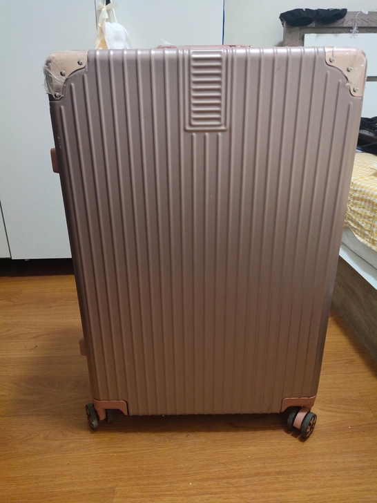 粉色密码箱，29寸，想换个小一点的，所以转...