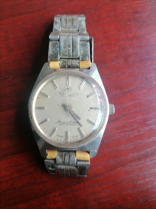 衡阳手表厂手表一只,不会转了。其他如图所示...