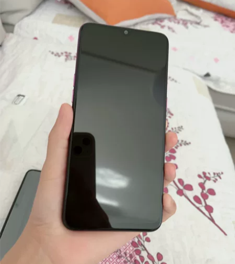 oppo实体店买的，用了半年买了新手机就闲...