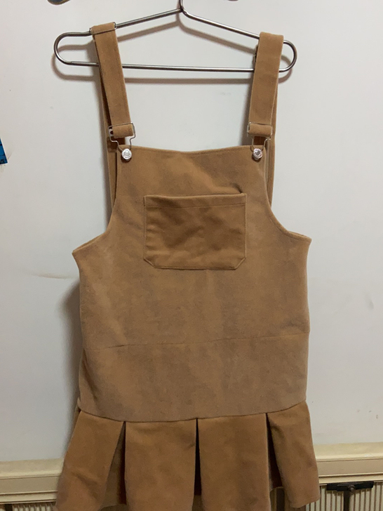 卡其色可爱加绒背带裙,穿一洗一