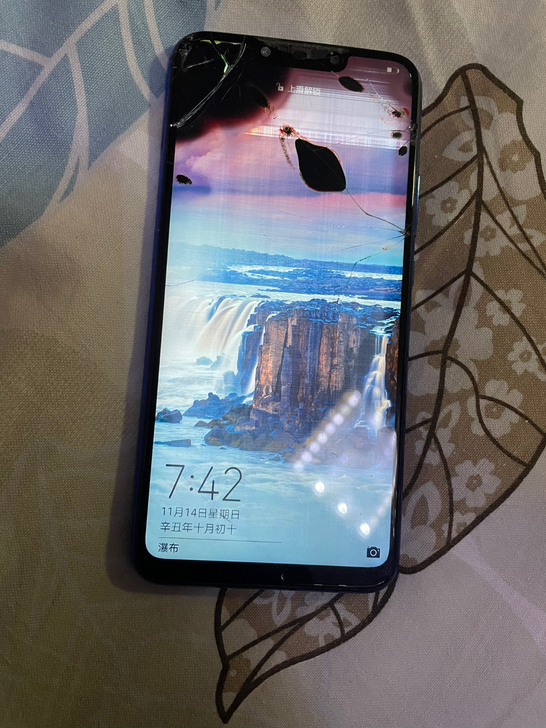 华为nova3i  开机屏爆  4128g