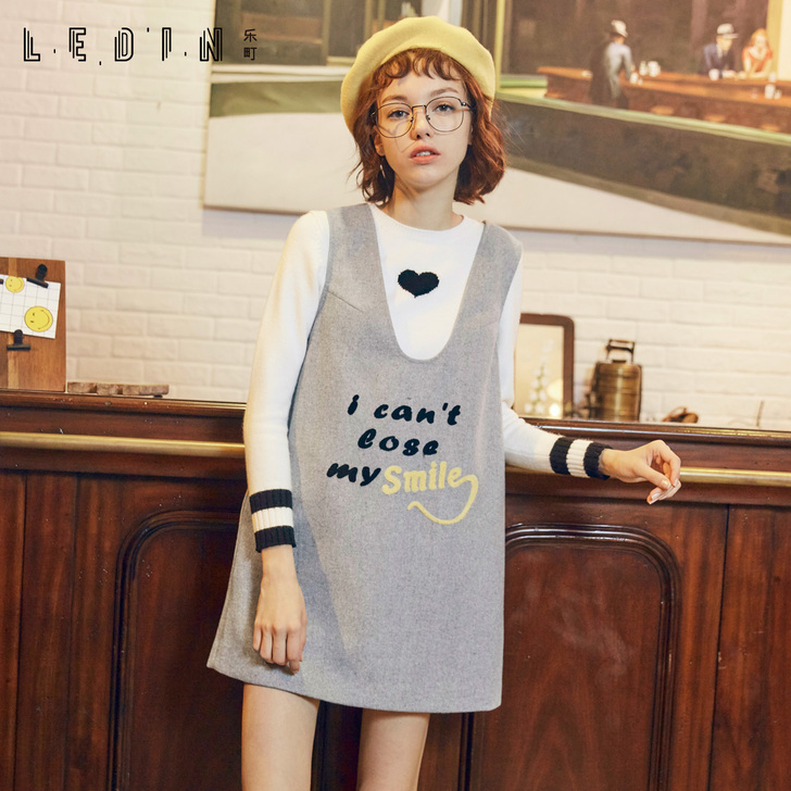 乐町秋装新款女装韩版潮V领连衣裙短裙背带裙...