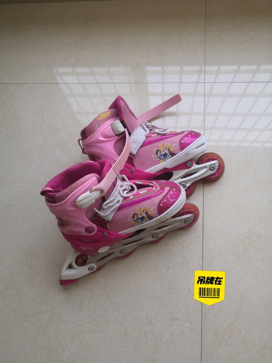 女童溜冰鞋，没用过几次，功能完全没问题，适...