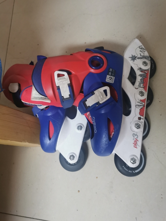 小孩长大了，脚长了穿不了了，溜冰鞋旱冰鞋处...