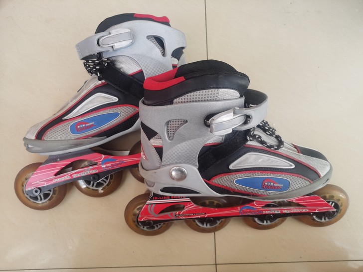 给孩子买的一双轮滑鞋，没穿几次就小了，一直...