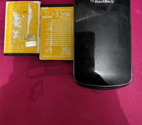 黑莓翻盖手机，两块电池。 感兴趣的话点“我...