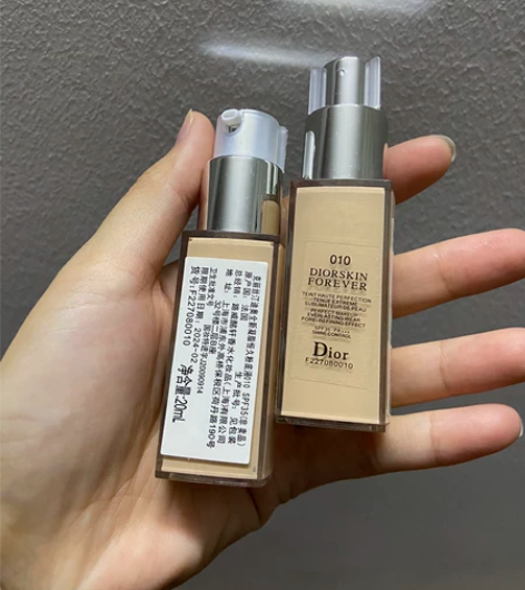 迪奥恒久凝脂粉底中样，两个55包邮 大牌子...