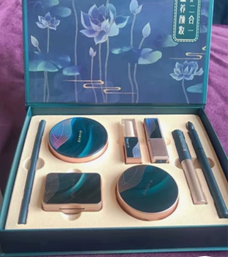 本人生日，朋友送了2套同款全新彩妆礼盒八件...