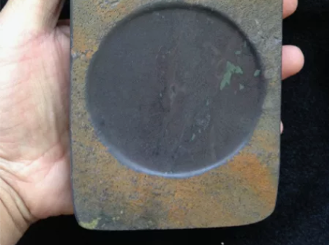端砚石皮圆池砚，石质细腻，有青花，翡翠斑，...