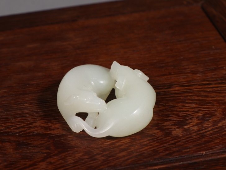 旧藏 和田玉双犬雕件。