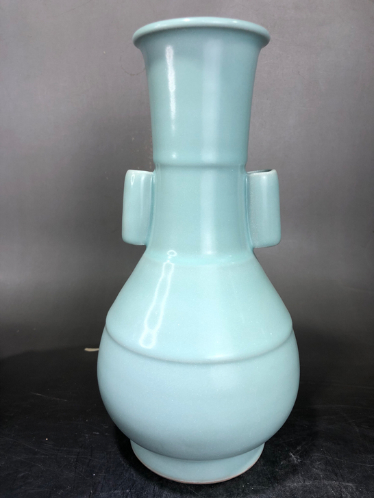 龙泉大窑贯耳瓶。