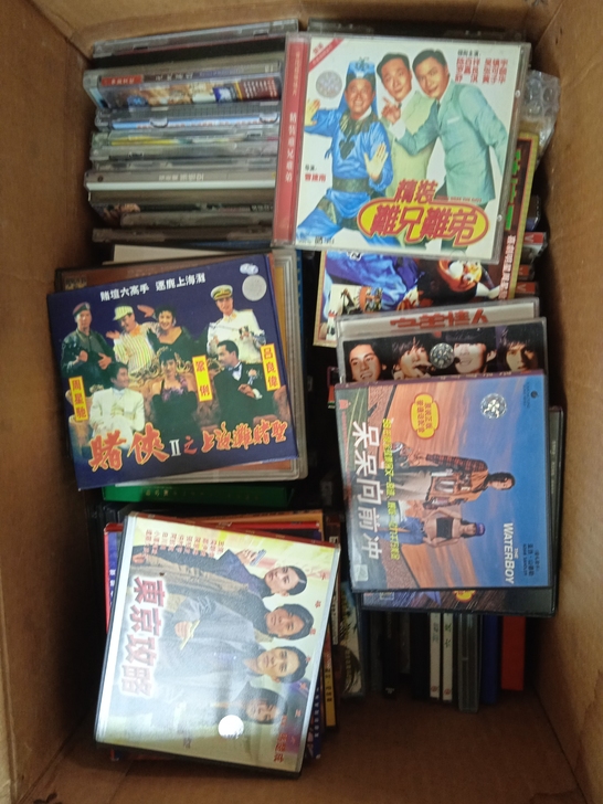 一箱影视碟片，有些壳不对影片，但基本上都对...