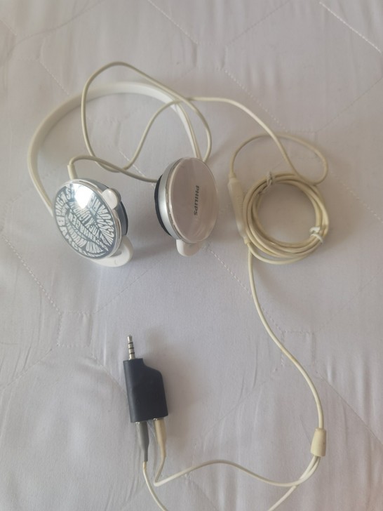 老款飞利浦头戴耳机,音质很均匀!没任何问题...