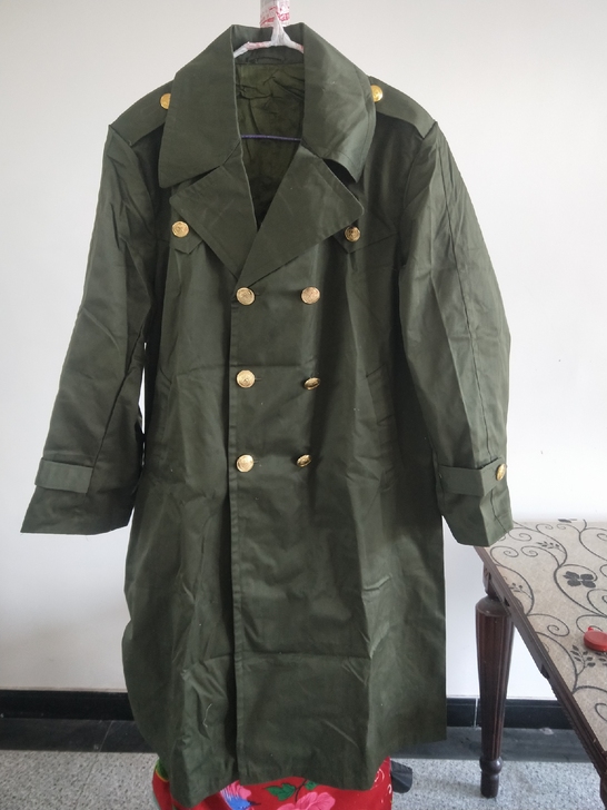 男士老款风衣一件,迪卡面料,几乎全新没有使...