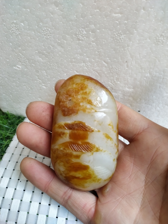和田玉雕刻的山水画入手渠道:早年家族老前辈...