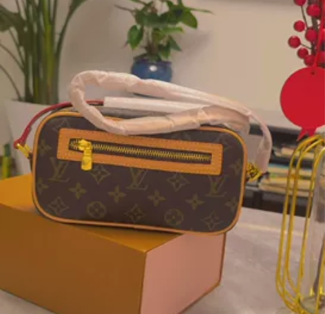 包包朋友送的几乎全新，小号，拍下会拍实物视...