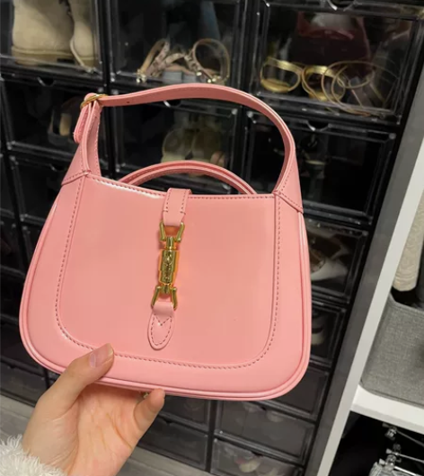 粉色小号 有色差拍照 实物很美 感兴趣的话...