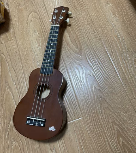 尤克里里，自提，没有琴包盒子等 很早买了一...