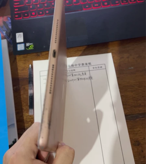 iPad第八代自用下来的  过保了  边框...