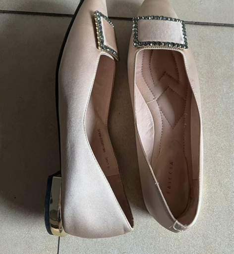 色非39码淑女单鞋，很漂亮的一款鞋子，没穿...