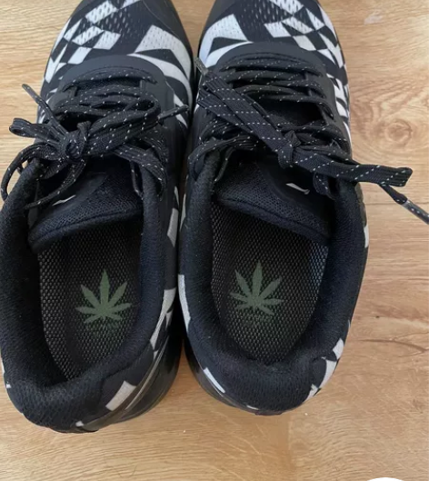 李宁跑步系列女子减震跑鞋，35码，新旧如图...