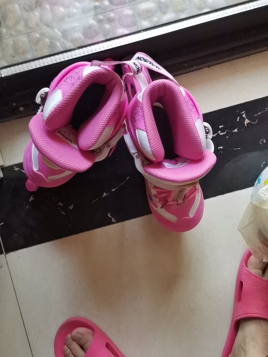 儿童全套装闪光直排溜冰鞋 只穿过1次 护具...
