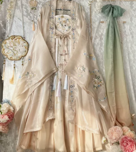 M码,穿过一次就放衣柜里没再动过 有一个隐...