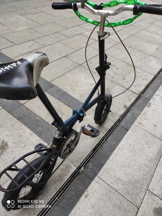 成人折叠自行车，好质量车架子，十二寸小车胎...