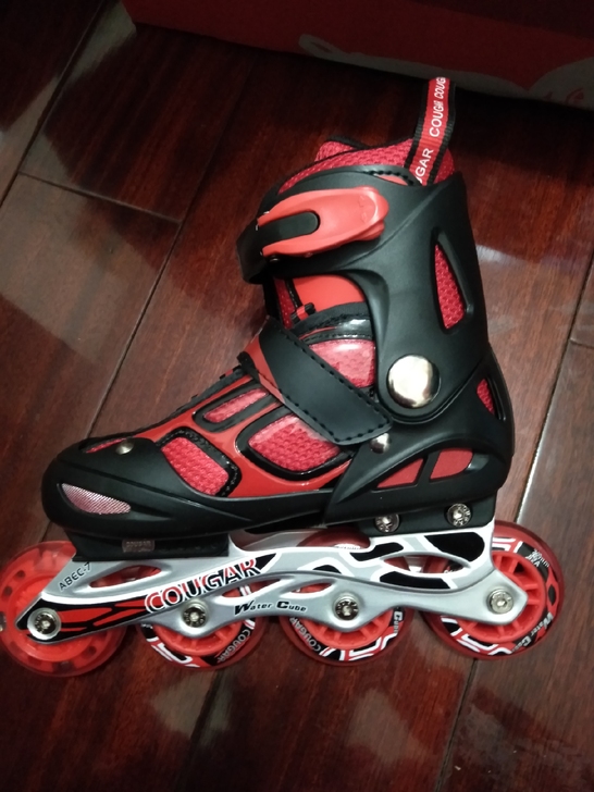 因为店铺转让。全新轮滑鞋低价出售