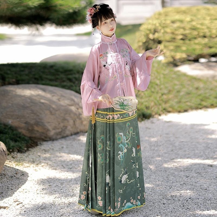 珍缕汉服，两件套如图所示