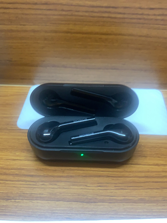 荣耀flypods，一直听歌现在能听一个多...